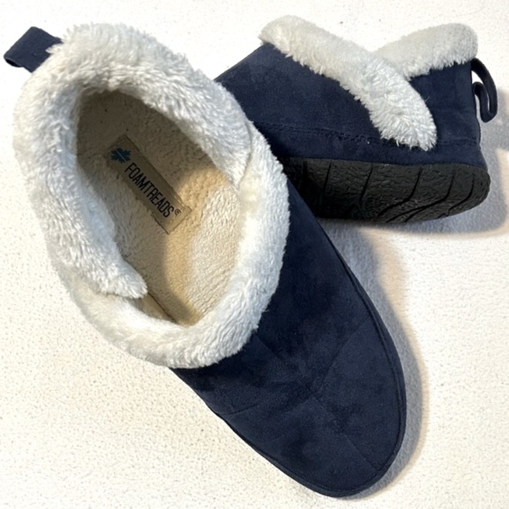 Foamtreads Women's Cozy Blue and White Slippers